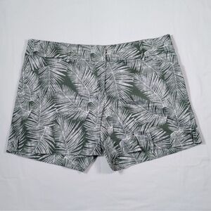 🙂05164 White House Black Market green palm print shorts.